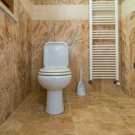Borgo Le Querciolaie מלון דירות 4*